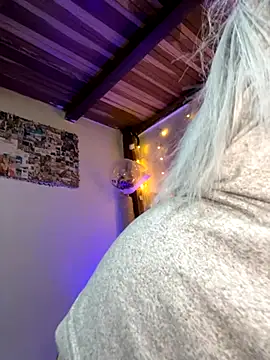 SophiaWeestt99 online show from November 2025 02:32:01 AM