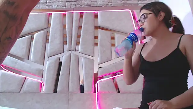 mia and austin online show from March 2025 04:09:01 AM