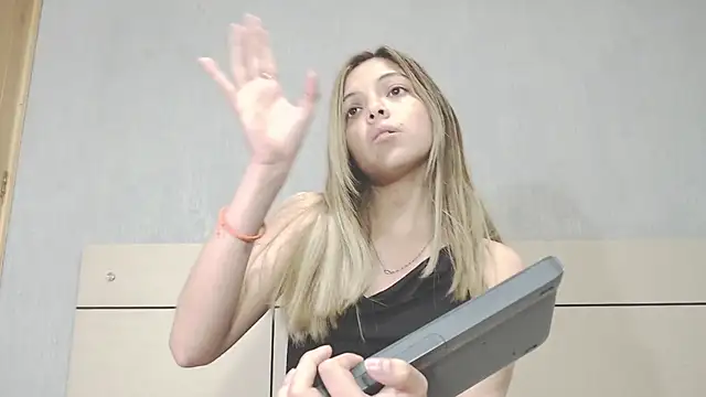 andreau18 online show from December 2024 09:02:02 PM