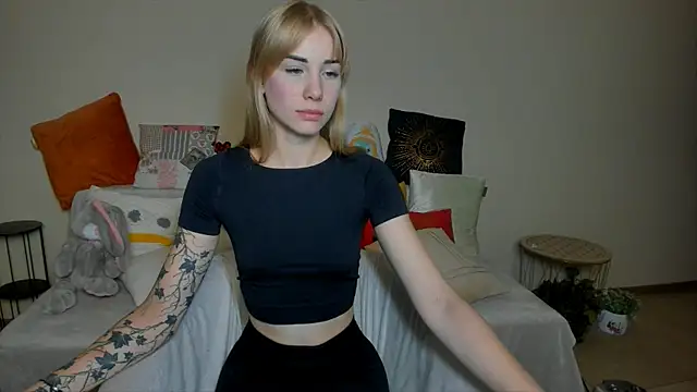 Snapshot of LunaBelli chatting on September 2025 08:08:01 PM LunaBelli online show from September 2025 08:08:01 PM