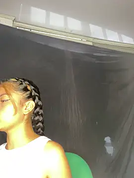 Snapshot of baby_lizy chatting on February 2025 09:35:02 PM baby lizy online show from February 2025 09:35:02 PM