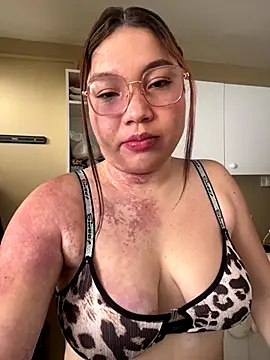 Snapshot of WhiteWomen chatting on October 2025 03:23:02 PM WhiteWomen online show from October 2025 03:23:02 PM