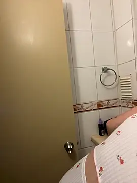 Snapshot of WhiteWomen chatting on October 2025 11:07:01 PM WhiteWomen online show from October 2025 11:07:01 PM