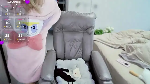 Xiaoyu-G online show from March 2025 09:02:02 AM