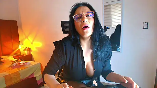 Snapshot of Zuzana21 chatting on October 2025 12:57:02 PM Zuzana21 online show from October 2025 12:57:02 PM