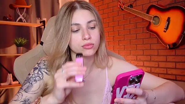 Snapshot of EllieCutes chatting on June 2026 09:40:01 AM EllieCutes online show from June 2026 09:40:01 AM