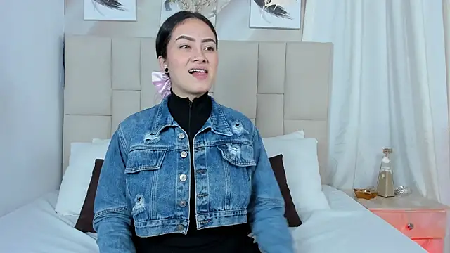 Jaslyn  Smith online show from March 2025 02:21:02 PM