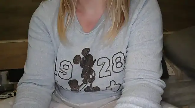 LaRa forU online show from March 2025 10:38:01 PM