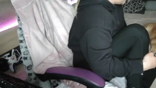 LaRa forU online show from March 2025 04:43:02 PM