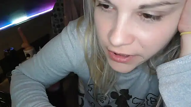 LaRa forU online show from March 2025 09:42:02 PM