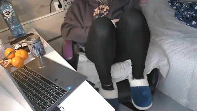 LaRa forU online show from November 2025 03:58:02 PM