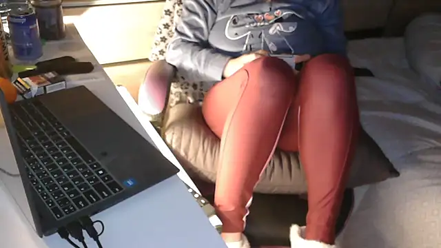 LaRa forU online show from November 2025 04:53:01 PM