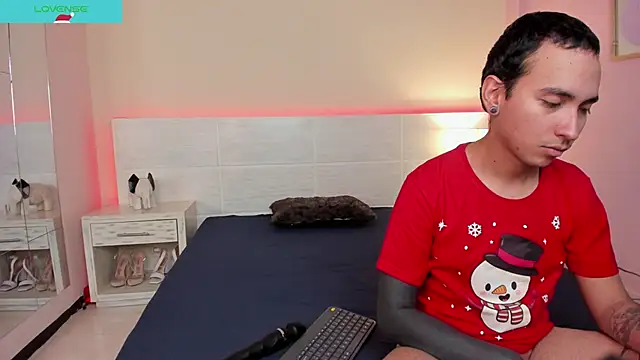 Snapshot of MARCUS_AND_HIKARY chatting on December 2024 08:43:01 PM MARCUS AND HIKARY online show from December 2024 08:43:01 PM