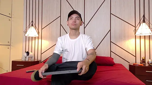 Snapshot of MARCUS_AND_HIKARY chatting on February 2025 01:15:02 PM MARCUS AND HIKARY online show from February 2025 01:15:02 PM