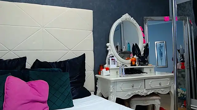 IssaSmith online show from January 2025 11:49:01 AM