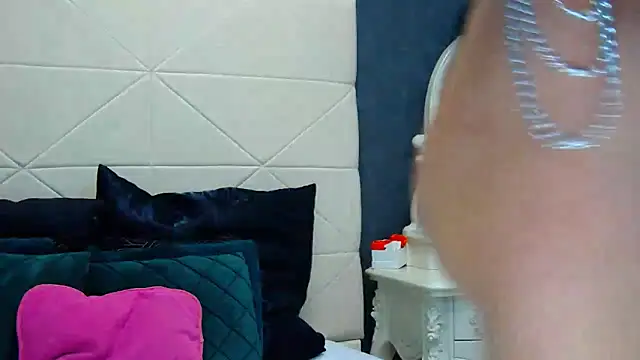 IssaSmith online show from January 2025 11:43:01 AM