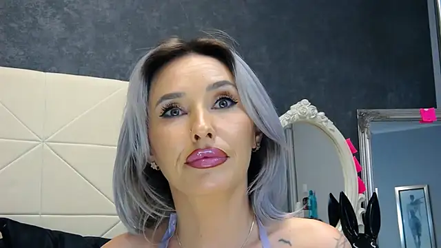 IssaSmith online show from January 2025 02:25:01 PM