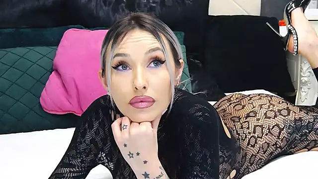 IssaSmith online show from February 2025 12:06:02 PM