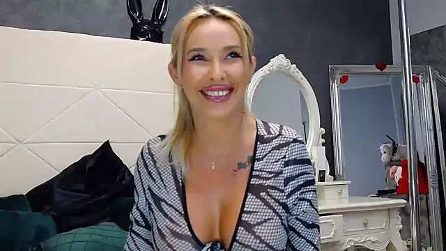 IssaSmith online show from September 2025 08:05:01 AM