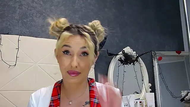 IssaSmith online show from November 2025 07:41:01 AM