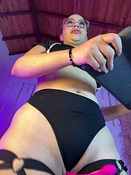 Snapshot of LylaLee111 chatting on February 2025 01:11:02 PM LylaLee111 online show from February 2025 01:11:02 PM