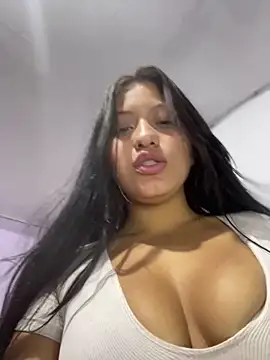 Snapshot of Estefanii- chatting on January 2025 11:22:01 AM Estefanii- online show from January 2025 11:22:01 AM