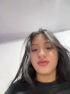 Snapshot of Estefanii- chatting on February 2025 08:17:01 AM Estefanii- online show from February 2025 08:17:01 AM