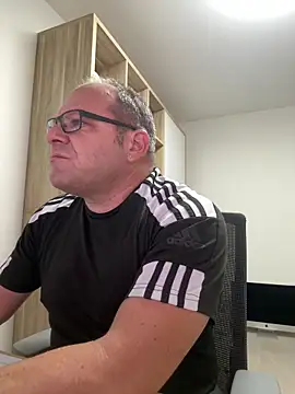 coupleLatinaLovers online show from October 2025 04:32:02 AM