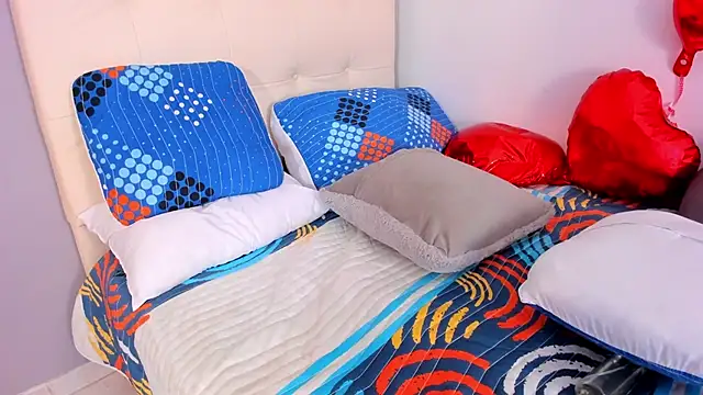 Snapshot of Maia_W10 chatting on February 2025 03:32:02 PM Maia W10 online show from February 2025 03:32:02 PM