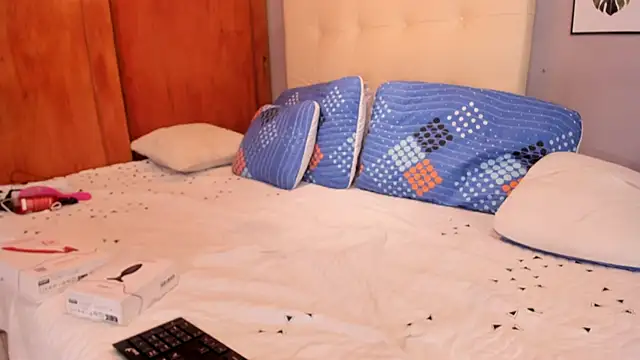 Snapshot of Maia_W10 chatting on November 2025 12:26:01 PM Maia W10 online show from November 2025 12:26:01 PM