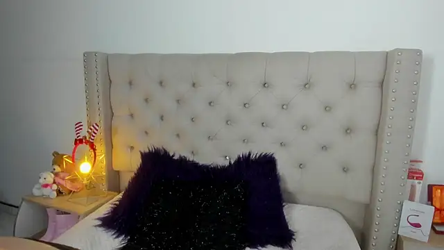 Snapshot of AngeleRoux chatting on December 2024 01:15:02 AM AngeleRoux online show from December 2024 01:15:02 AM