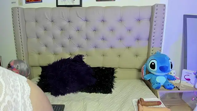 Snapshot of AngeleRoux chatting on February 2025 04:57:02 AM AngeleRoux online show from February 2025 04:57:02 AM