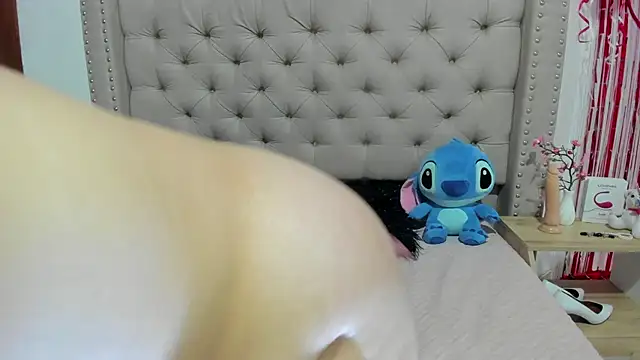 Snapshot of AngeleRoux chatting on February 2025 09:00:02 AM AngeleRoux online show from February 2025 09:00:02 AM