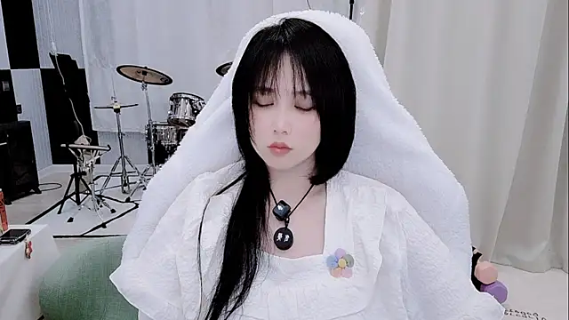 Snapshot of Vaness-a chatting on May 2026 12:15:01 PM Vaness-a online show from May 2026 12:15:01 PM