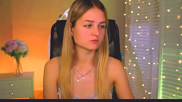 Snapshot of DeboraLarson chatting on June 2026 02:40:02 AM DeboraLarson online show from June 2026 02:40:02 AM