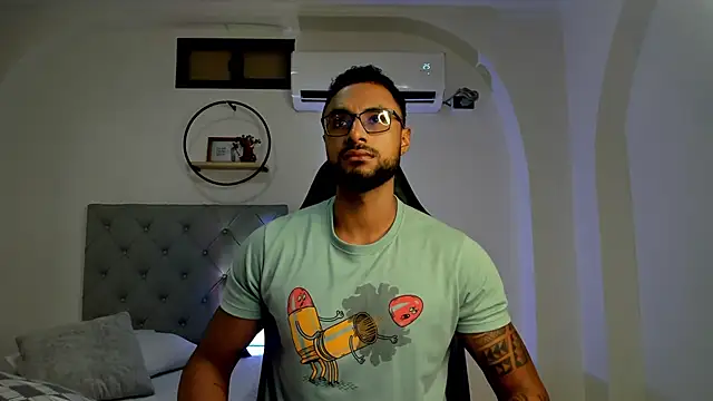 LiamGarcia1 online show from February 2025 12:33:02 PM