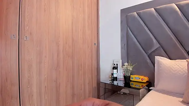 brenda nova18 online show from October 2025 09:11:01 PM