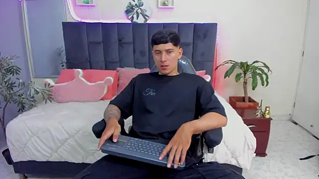 Damian23   online show from January 2025 03:57:01 PM