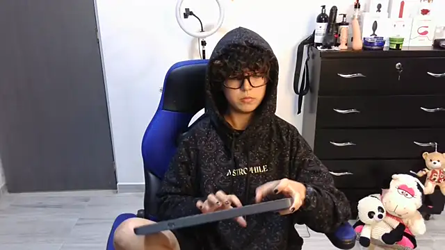 thomascooper7 online show from September 2025 08:10:01 PM