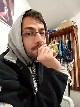 Snapshot of HungEddy chatting on December 2024 11:03:02 PM HungEddy online show from December 2024 11:03:02 PM