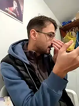 Snapshot of HungEddy chatting on December 2024 12:20:01 AM HungEddy online show from December 2024 12:20:01 AM