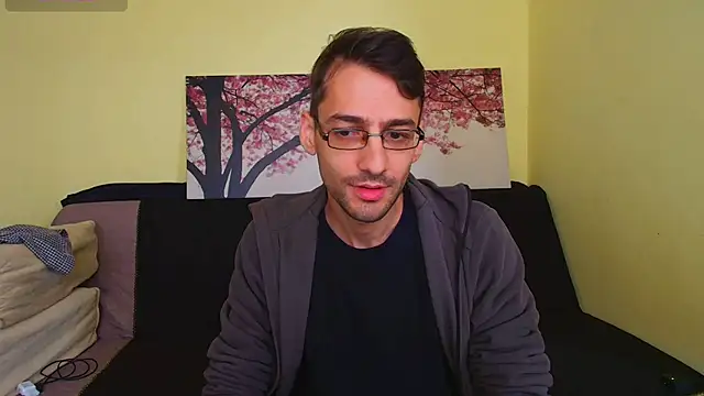 Snapshot of HungEddy chatting on October 2025 12:12:02 PM HungEddy online show from October 2025 12:12:02 PM