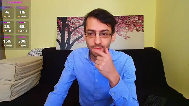 Snapshot of HungEddy chatting on November 2025 09:09:02 AM HungEddy online show from November 2025 09:09:02 AM