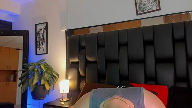 JadeSmiith  online show from October 2025 10:32:02 PM