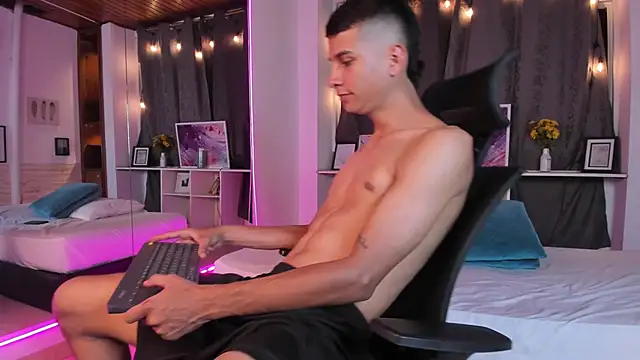 Aaron Scoot online show from December 2024 01:06:02 AM