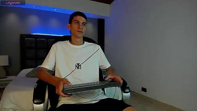 Aaron Scoot online show from March 2026 08:01:01 PM