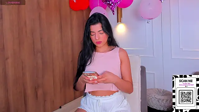 Chrishell  online show from February 2025 10:32:02 PM