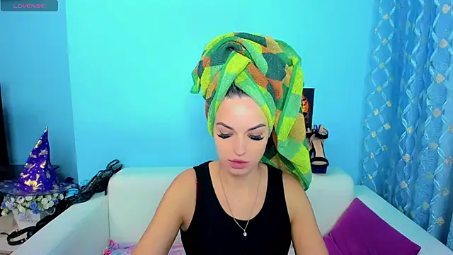 Snapshot of LindaaLu chatting on November 2025 03:01:02 AM LindaaLu online show from November 2025 03:01:02 AM