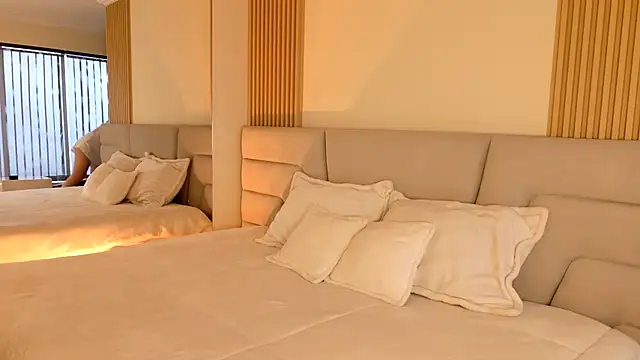 Zoe Benson online show from November 2025 01:04:02 PM