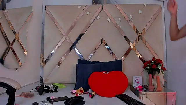 ninaht online show from November 2025 08:52:02 PM